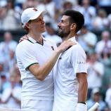 Jannik Sinner und Novak Djokovic (v.l.n.r.) standen sich im Halbfinale von Wimbledon gegenüber. © ANSA / NEIL HALL