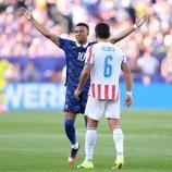 Kylian Mbappe jubelt vor Paraguays Junior Alonso. © APA / DAN MULLAN