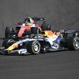Lewis Hamitlon (hinten) rutschte mit seinem Ferrari vom Podium. © APA/afp / ATTILA KISBENEDEK