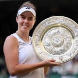 Linda Noskova holte sich die Trophäe. © APA/afp / HENRY NICHOLLS