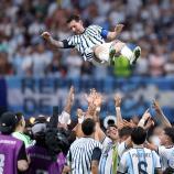 Lionel Messi in der Luft: Der Superstar hat mit Argentinien ein verrücktes Spiel gedreht. © APA / JUSTIN SETTERFIELD