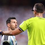 Lionel Messi mit klarer Ansage an den Schiedsrichter. © APA / CARL RECINE