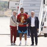 Luis de la Fuentes (Nationaltrainer), Kapitän Rodri und Verbandschef Rafael Louzan auf dem Rollfeld in Madrid. © APA/afp / OSCAR DEL POZO