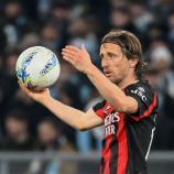 Luka Modric bleibt in Mailand. © APA/afp / ALBERTO PIZZOLI