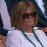 Mama Siglinde fiebert auf der Tribüne mit ihrem Jannik mit.