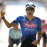 Mathieu van der Poel bejubelt seinen beeindruckenden Etappensieg. © APA/afp / LOIC VENANCE
