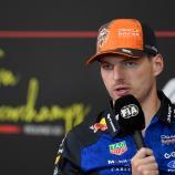 Max Verstappen zeigt sich angesichts der Spekulationen genervt. © APA/afp / JOHN THYS