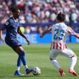 Michael Olise (links) im Zweikampf mit Paraguays Matias Galarza. © APA/afp / ODD ANDERSEN