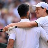 Novak Djokovic (links) mit Jannik Sinner. © APA/afp / KIRILL KUDRYAVTSEV