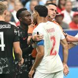 Kanadas Richie Laryea (Zweiter von links) und Marokkos Kapitän Achraf Hakimi gerieten aneinander. © APA/afp / PAUL ELLIS