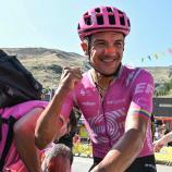 Richard Carapaz jubelt über den Etappensieg bei der Tour de France. © APA/afp / JEFF PACHOUD