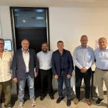 Stefan Zisser (3.v.l.), der Präsident des Südtiroler Landeseissport-Verbandes  mit den Präsidentschaftskandidaten Fabio Labia, Walter Andriolo (v.l.), Tommaso Teofoli (3.v.r.) und Andrea Gios (r.) sowie Thomas Rottensteiner (2.v.r.), der erneut für das Amt des Vizepräsidenten kandidiert.