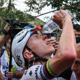 Tadej Pogacar und Co. haben bei der Tour de France auch mit der Hitze zu kämpfen. © APA/afp / DARIO BELINGHERI