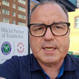 Jannik Sinner bestreitet am Dienstagnachmittag ab 14 Uhr in Wimbledon sein Viertelfinale. Gegner ist mit Jan-Lennard Struff ein Außenseiter, der jedoch nicht unterschätzt werden darf. Unser Redakteur Stefan Peer ist in Wimbledon live vor Ort und schildert in unserem Video seine Eindrücke. © stol