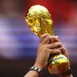Wer stemmt den WM-Pokal in den Nachthimmel von New York. © APA / MOLLY DARLINGTON