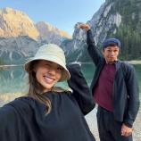 Alexander Albon und seine Verlobte Muni He am  Pragser Wildsee. © Social Media