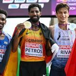 Amanal Petros (Mitte) mit Pietro Riva (r.) und Gashau Ayale. © APA/afp / PAUL ELLIS