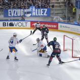 An EV-Zug-Goalie Leonardo Genoni (in weiß) gab es am Samstag kein Vorbeikommen. © Max Pattis