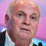 Bayern Münchens Ehrenpräsident Uli Hoeneß zeigte sich schockiert. © dpa / SVEN HOPPE