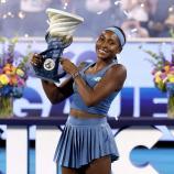 Cincinnati-Siegerin Coco Gauff ist in den USA ein gefeierter Star. © APA / MATTHEW STOCKMAN