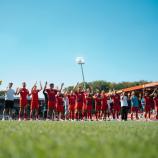 Die Spieler des 1. FC Heidenheim feiern mit ihren Fans. © 1. FC Heidenheim