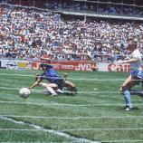 Ein Moment für die Ewigkeit: Diego Maradona und die „Hand Gottes“. © ANSA / epa