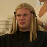 Erling Haaland wagte einen Frisuren-Wechsel. © Screenshot YouTube
