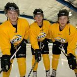 Gerry Fitzgerald (Mitte) und seine beiden Drillingsbrüder Myles (links) und Leo (rechts). © Victoria Grizzlies