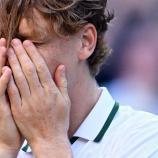 Jannik Sinner muss weiter pausieren. © APA/afp / KIRILL KUDRYAVTSEV