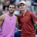 Jannik Sinner (rechts) und Carlos Alcaraz (links) bleiben die Nummer 1 und 2 der Welt. © ANSA / stf