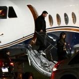Lionel Messi und seine Frau Antonela Roccuzzo sind am späten Abend in Rosario angekommen. © APA/afp / LUIS ROBAYO