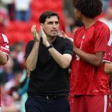 Liverpool-Coach Andoni Iraola bekommt einen Barcelona-Verteidiger dazu. © APA/afp / DARREN STAPLES