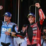 Marc Marquez (r.) feiert mit seinem Bruder Alex Marquez (l.). © APA/afp / JOSE JORDAN