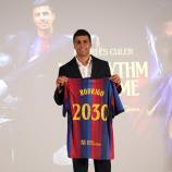 Rodri wurde am Dienstag als neuer Barcelona-Spieler vorgestellt. © APA/afp / LLUIS GENE