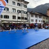 Sorgte für Aufsehen: Yoseikan Budo auf dem Kalterer Marktplatz.