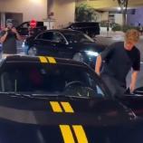 Tennis-Superstar Jannik Sinner mit seinem Ferrari. © Screenshot