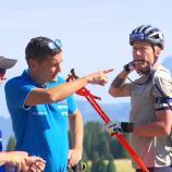 Lange wurde spekuliert: Hängt Lukas Hofer mit bald 37 Jahren das Biathlon-Gewehr an den Nagel oder macht er doch weiter? Die Antwort liefert der Olympia-Rekordhalter (28 Einsätze) dieser Tage im Training am Lavazèjoch. Dort haben wir ihn mit unserer Kamera besucht – und dabei erfahren, was den Pusterer Biathlon-Star antreibt. © stol