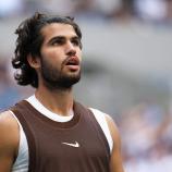Carlos Alcaraz mit dem weißen Unterzieh-Shirt. © APA / JULIAN FINNEY
