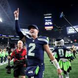 Die Seattle Seahawks jubeln über den Sieg. © APA / STEPH CHAMBERS
