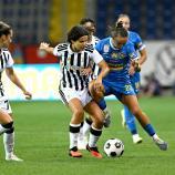 Eva Schatzer (links), Mittelfeldspielerin von Juventus. © APA / HELMUT FOHRINGER