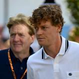 Jannik Sinner arrived accompanied by his father, Hanspeter. © APA/afp / MARCO BERTORELLO