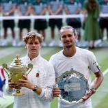 Jannik Sinner und Alexander Zverev nach dem Finale von Wimbledon. © ANSA / TOLGA AKMEN
