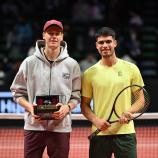 Jannik Sinner (links) und Carlos Alcaraz haben heuer mit Verletzungsproblemen zu kämpfen. © APA/afp / JUNG YEON-JE
