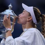 Jelena Rybakina freut sich über die Trophäe. © APA / JULIAN FINNEY