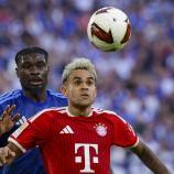 Luis Diaz (rechts) kam mit den Bayern gegen Schalke (links Eric Dina-Ebimbe) nicht über ein Remis hinaus. © ANSA / CHRISTOPHER NEUNDORF