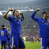 Pio Esposito (left) and his older brother Sebastiano (right) cheered together for Italy. © ANSA / STRINGER
