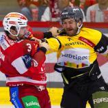 Pustertals JC Lipon und Klagenfurts Will MacKinnon lieferten sich einen Boxkampf. © EC-KAC/Wolfgang Jannach