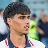 Raphael Kofler hält die Südtiroler Fahne hoch. © Cagliari Calcio