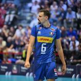 Simone Giannelli (rechts) ist mit Italien sensationell gescheitert. © FIPAV