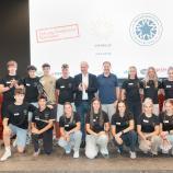 Stiftungspräsident Stefan Pan mit jenen 22 Athleten, die die Sportoberschule Mals besuchen, und Teil des Sporthilfe-Wintersportteams sind. © Helmut Moling